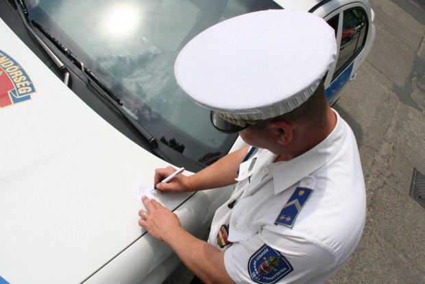 Ha van autód, erről tudnod kell 5 Sok országban az autósnak okot kell adnia arra, hogy megállítsák, nem ismert a közúti ellenőrzés hazai formája. A rutinellenőrzés növeli a körözött emberek lebukásának esélyét