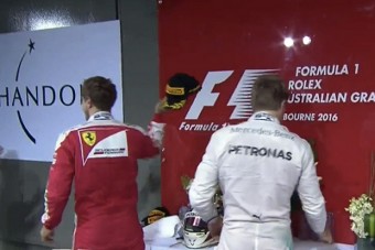 F1: Vettel újrajátszotta a híres sapkadobálást