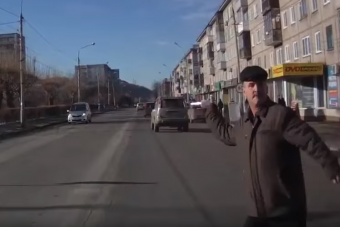 Üveggel törte be a szélvédőt a piroson átcsoszogó bunkó