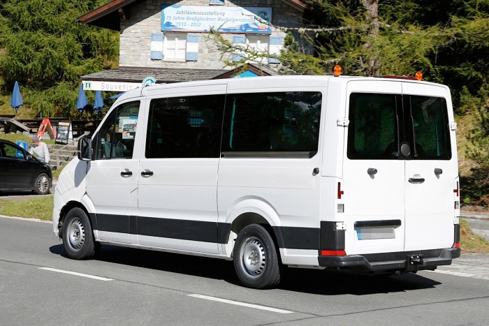 Ősszel jön az új Volkswagen teherautó 7 spyshots-2016-2017-volkswagen-crafter-takes-after-the-t6-transporter_6