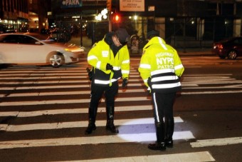 Lefeküdt az úttestre, taxi hajtott át a nőn