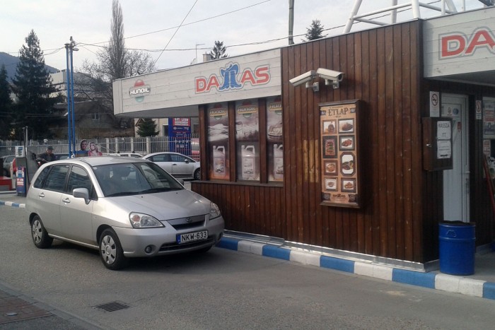 Budapesten 7,5, városon kívül 6,5 l/100 km körül mozog a fogyasztás az 1,-3-as motorral. A 103 vagy 107 lóerős ezerhatos is alig fogyaszt többet