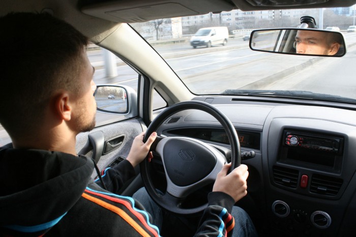 Vezetni nem egy élmény a pörgős benzinesek és a pontos váltó ellenére. A rugózás kényelmes, a kasztni nagyokat billen kanyarban