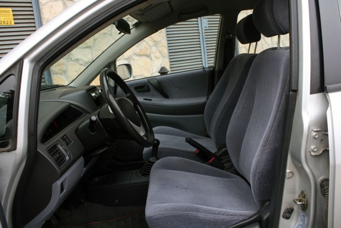 Magasan vannak az egész kényelmes ülések, jó a kilátás a kcosiból a nagy üvegekkel