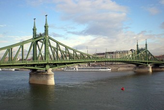 Fél napra lezárják a Szabadság hidat