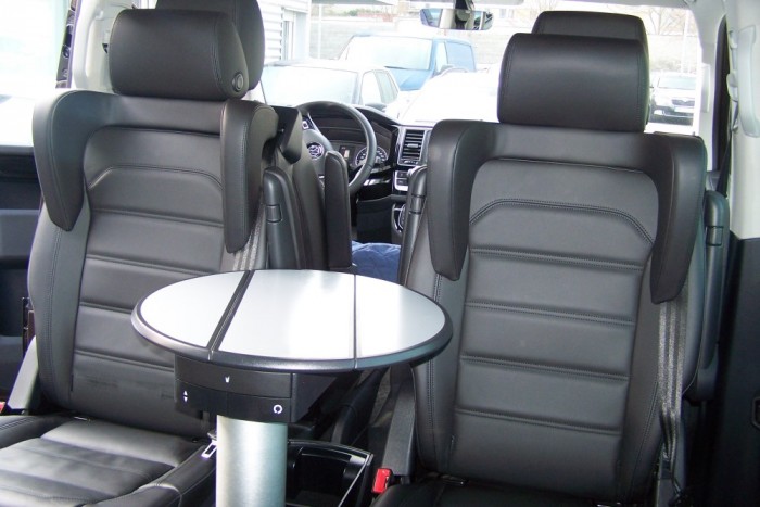 A két hátrafordított ülésből gyerekülés hajtható ki