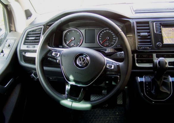 A kormánykeréken telefonhívásokat, illetve a rádió hangerejét is kezelhetjük