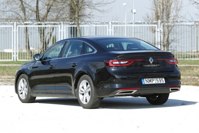 Négykerék-kormányzás nélkül leginkább autópályán érzi jól magát a kocsi, és benne a sofőr