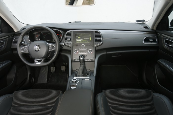 A műszerfal vízszintes középvonala alatt olcsó anyagokból épült az utastér