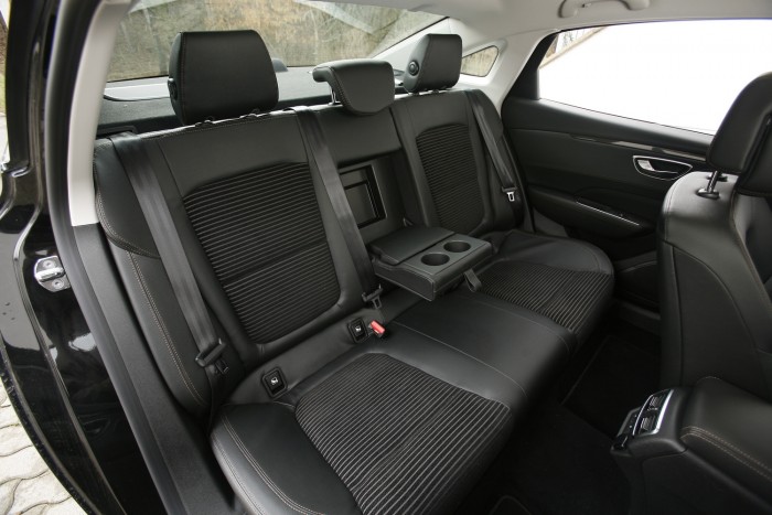 Sofőrös autónak kiváló: a hátsó traktusban lehet terpeszkedni