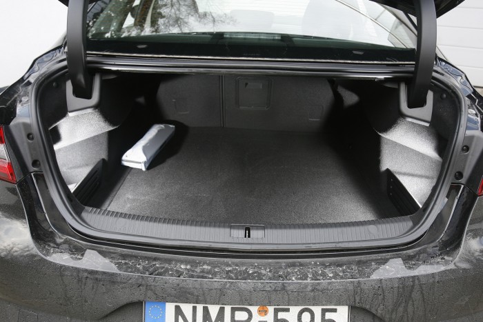 608 liter, támladöntéssel 1022-re bővíthető