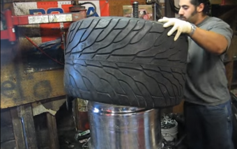 Így kerül felnire egy extrém méretű abroncs (3 emberes meló)