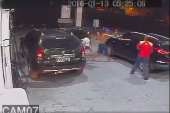 Félelmetes videón egy fegyveres autólopás