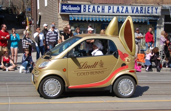 A legmeglepőbb, húsvéthoz köthető autók 11 | Vezess Toronto_EasterParadeLindtGoldBunny