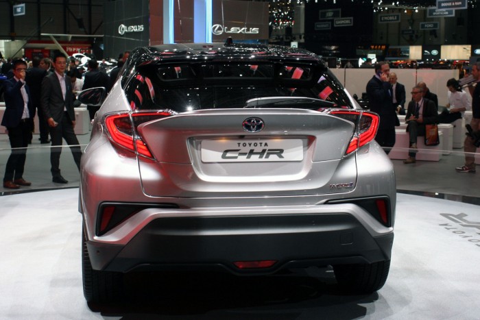 Szűk a választék, teljesítményben nagyon közel van egymáshoz a két motor. A turbós benzines 115 lóerős, a hibrid rendszerteljesítménye 122 lóerő