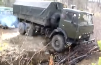 Erre a mutatványra is csak egy Kamaz képes