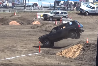 Borzongatóan élvezetes közönségszórakoztató autógyilkolás