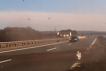 Pokoli videó az autópályán történő defektről
