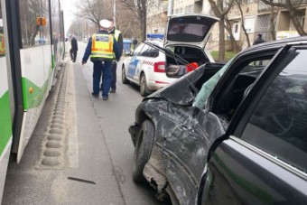 Villamos gyalult le egy BMW-t Miskolcon
