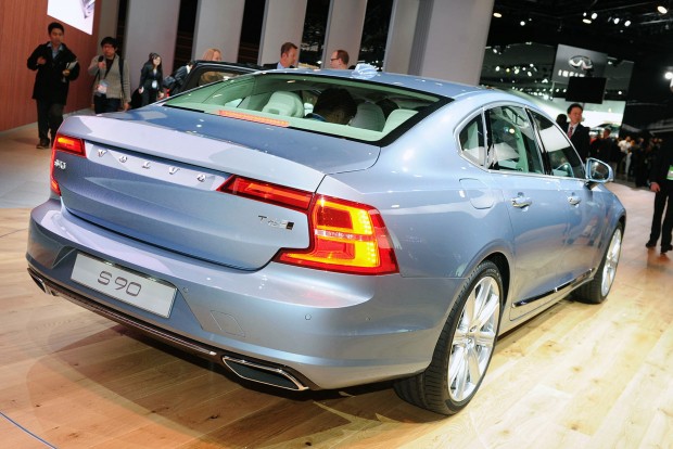 Luxuskombiban a Volvo a király? 3 Hátulról van benne némi Superb. Thomas Ingenlath, a Volvo formatervezési alelnöke a Škodánál dolgozott a váltás előtt