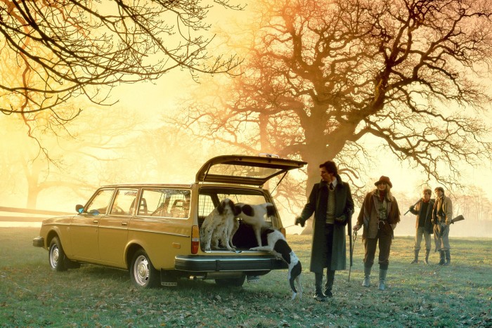 Luxuskombiban a Volvo a király? 9 | Vezess Kedélyes vadászjelenet az 1970-es évek elejéről a modellfrissítés előtti 245 kombival