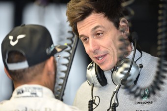 F1: Ecclestone betartott a Merci-főnöknek?