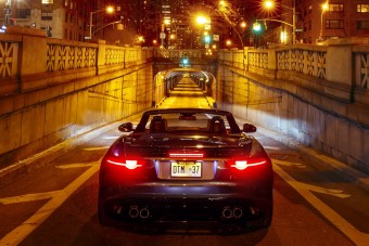 Így dübörög alagútban a legbrutálisabb Jaguar