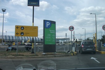 Több mint ezer parkolóhellyel bővít a reptér 