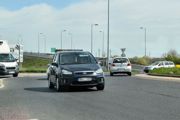 Fordítva ment a körforgalomban egy szombathelyi autós