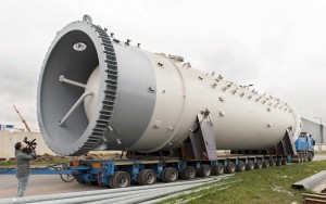 Képek az országot éjszaka járó gigantikus szállítmányról