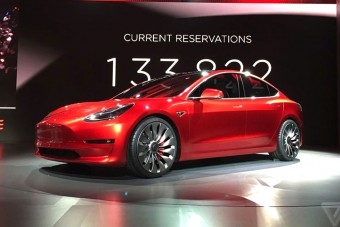 Kilóra veszik a magyarok a 10 milliós Teslát Bécsben