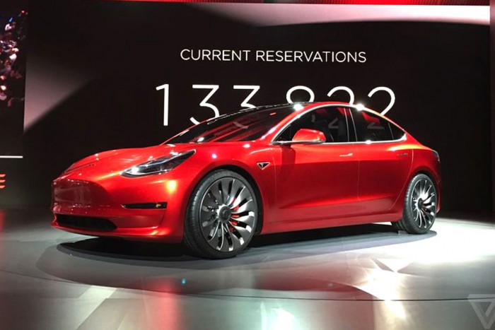 Kilóra veszik a magyarok a 10 milliós Teslát Bécsben