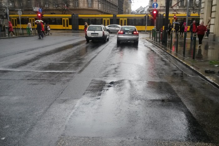 Továbbra is szedi áldozatait a becsapós kereszteződés 2 | Vezess Itt már csak az egyszem tábla jelzi, mi a teendő, a felfestés láthatatlan