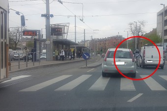 Addig potyázik a biciklis a furgonon, amíg el nem törik