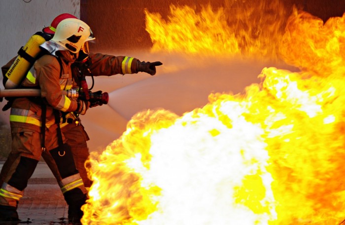 Kigyulladt egy autó az M6-oson, lezárták az utat