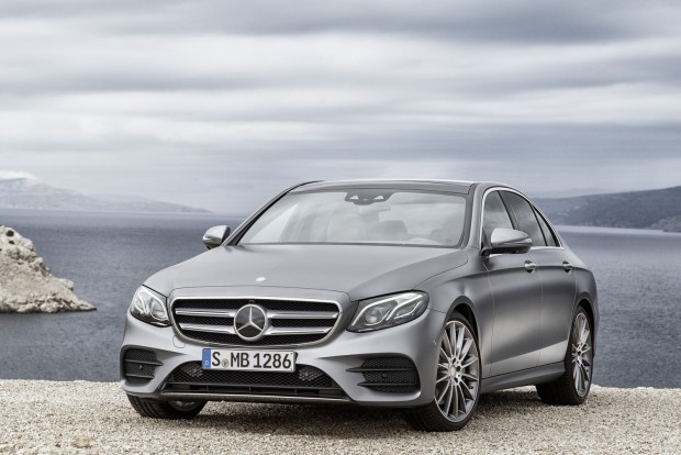 Megérkezett a magától előző Mercedes 2 Lehet, hogy emlékeztet a C-osztályra, de nagyon impozáns az új E-osztály. Hossza 4,3 centit nőtt, de mert a tengelytáv ennél többet (6,5 centit), ezért kicsit mások az arányai: sportosabbnak mutatja magát. Ez épp egy AMG Line kivitel