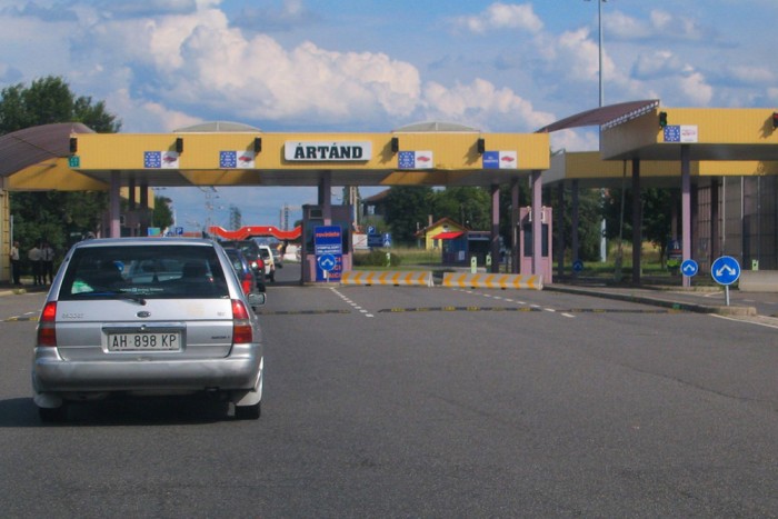 Dugó, elterelik a forgalmat az ártándi átkelő előtt