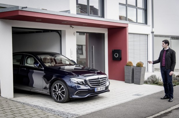 Megérkezett a magától előző Mercedes 5 Beáll a garázsba, vagy kiáll a garázsból teljesen automatikusan az új E-osztály. csak a körözést ne hagyjuk abba a mobilunk kijelzőjén, mert akkor megáll. Persze van, amikor épp erre van szükség