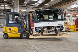 Dobozokban jutnak el a teherautók a harmadik világba