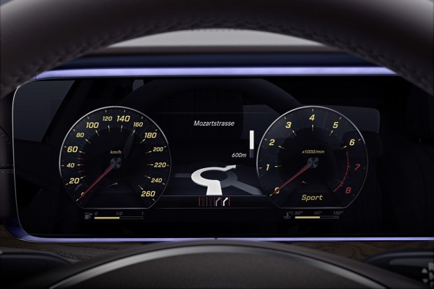 Megérkezett a magától előző Mercedes 4 Éppen Sport stílusban a műszeregység helyét kitöltő LCD kijelző-rész