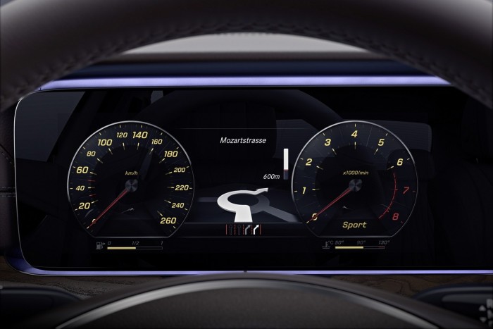 Éppen Sport stílusban a műszeregység helyét kitöltő LCD kijelző-rész