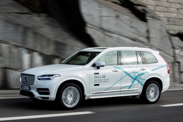 Száz családnak ad robotautót a Volvo