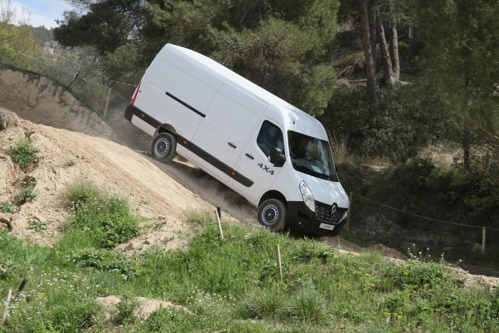 A hosszú tengelytávú Master tereptulajdonságainak jót tesz a hasmagasság emelés