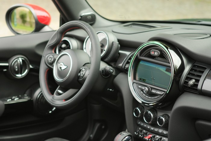 Hatalmas kerek keret a kijelző körül