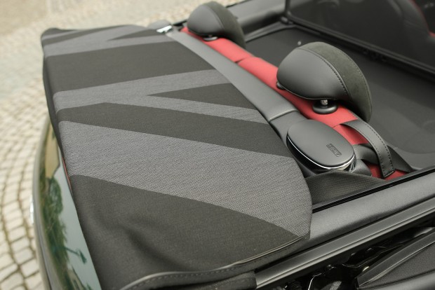 Mindjárt nyár, vesd le a ruhád: MINI Cabrio 3 Zászlómintás spéci kárpitból is kérhető a vászontető