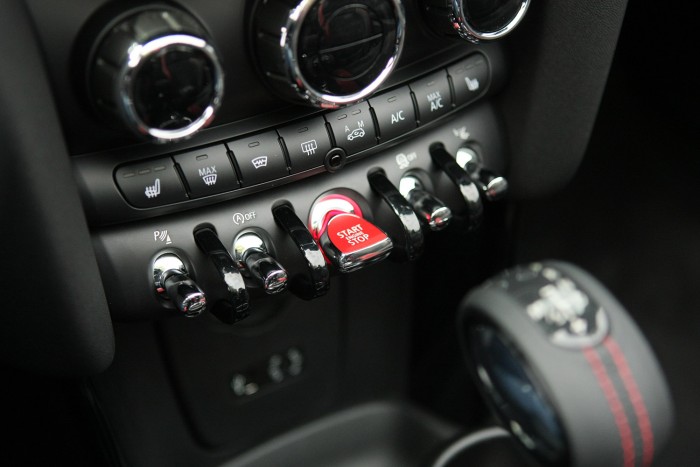 Csinos kapcsolók, gombok. Ha megszoktuk, ez a megoldás is szerethető