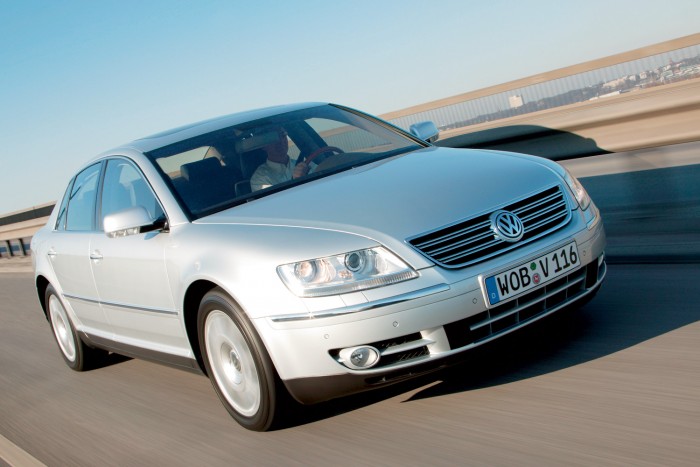 Élet, Facebook és iPhone nélkül 12 | Vezess Büszkén hasít a sajtófotón a V10, 310 lóerős TDI motorral a Phaeton dízel csúcsmodellje. A 750 Nm nyomatékot nem bírta az automata váltó