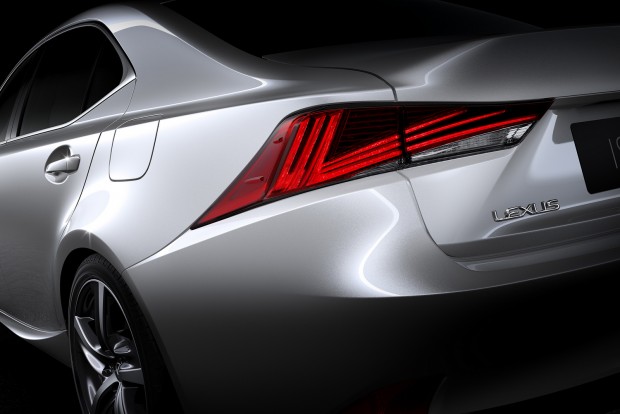 Harciasabban támad a Lexus 2 Lexus IS 2016