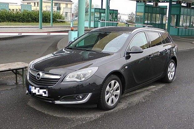 Amerikai sofőrrel kapcsolták le a lopott Opelt Röszkénél