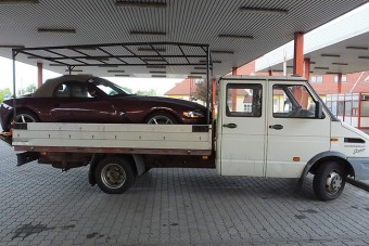 Furgon platóján akarták kicsempészni a lopott BMW-t